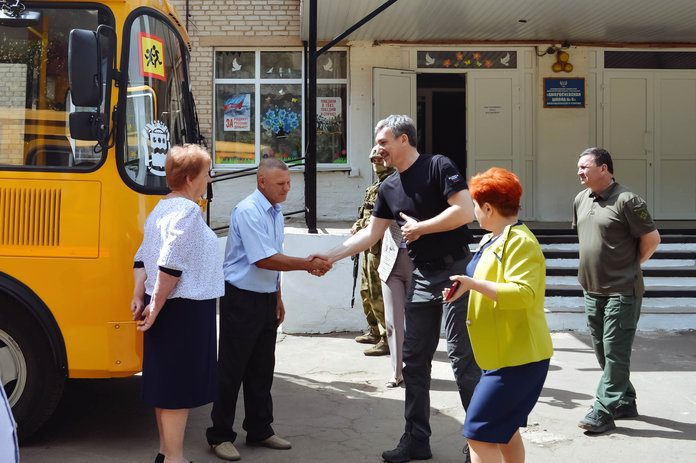 Амурская область передала школам Амвросиевского района ДНР 3 автобуса и ноутбуки