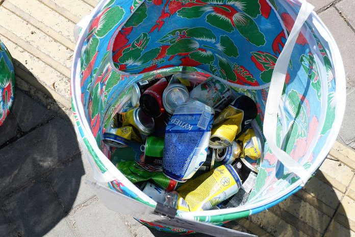 Свободненцы несут пластиковые бутылки и крышки в красивые контейнеры!