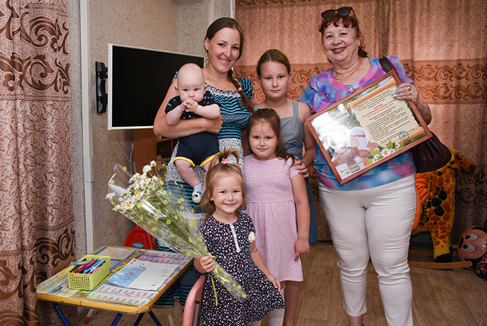 Две большие и дружные семьи в Свободном встречали гостей из городского женсовета с подарками