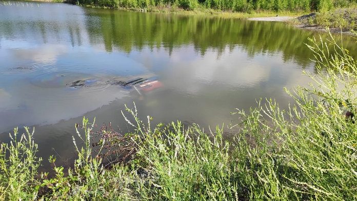 Две амурчанки утонули в съехавшем в карьер автомобиле