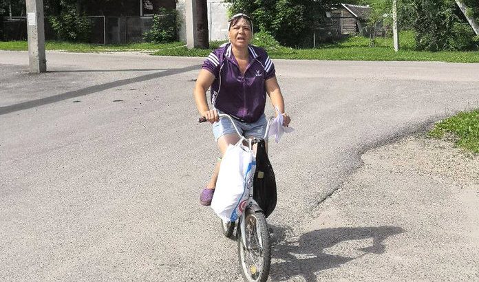 Отважная письмоносица на велосипеде развозит почту жителям дальнего микрорайона Свободного