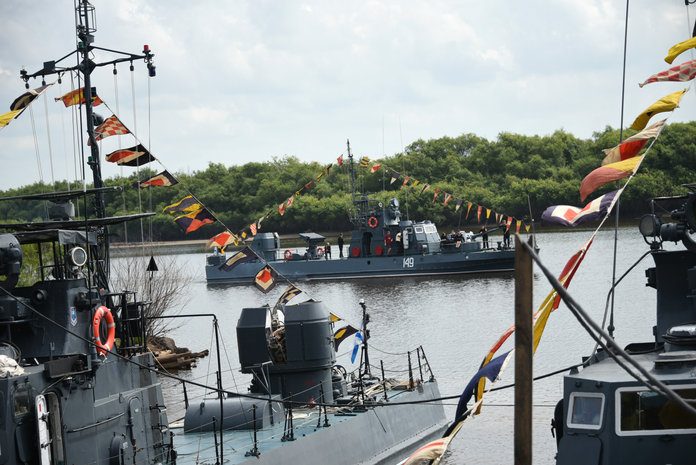 В День Военно-Морского флота юный «спецназ» Свободного отбил атаку «пиратов»