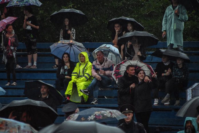 Песни Цоя на стадионе Свободного слушали под проливным дождём