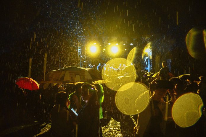 Песни Цоя на стадионе Свободного слушали под проливным дождём