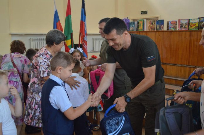 Вместе с амурскими первоклассниками «Губернаторские портфели» получили и дети из подшефного района ДНР