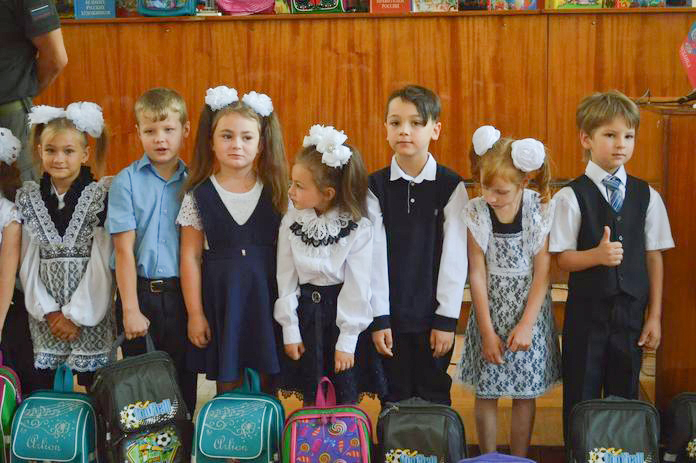 Вместе с амурскими первоклассниками «Губернаторские портфели» получили и дети из подшефного района ДНР