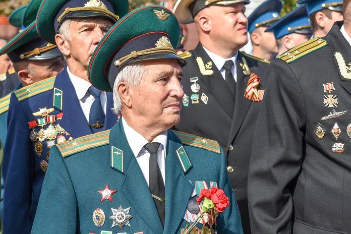 Губернатор Василий Орлов возложил цветы к памятнику воинам-амурцам