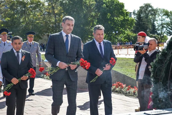 Губернатор Василий Орлов возложил цветы к памятнику воинам-амурцам