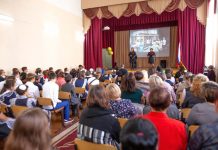 Большой экран от шефов из Газпрома стал хорошим подарком для Свободненской школы-интерната