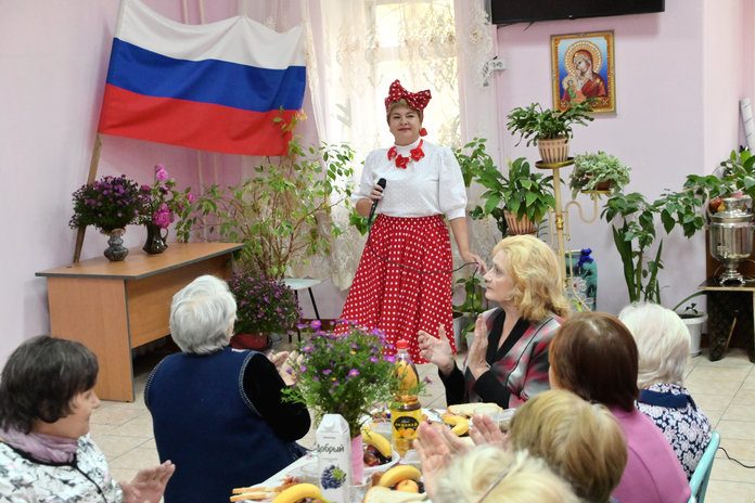 С подарками и песнями приехали гости в свободненский дом «Ветеран»