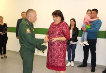 В свободненском селе родителям погибшего на Украине офицера вручили награду сына