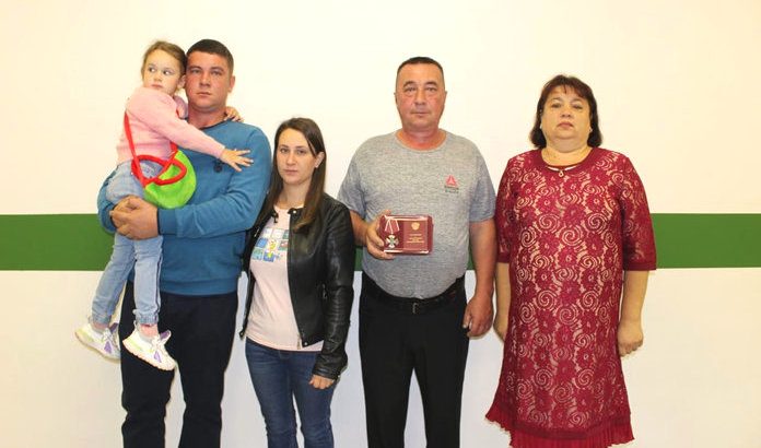 В свободненском селе родителям погибшего на Украине офицера вручили награду сына