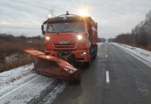 Больше 110 единиц спецтехники очищают региональные дороги Приамурья от снега и льда