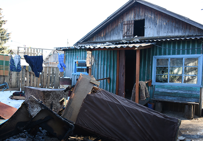 После пожара многодетная семья из свободненского села осталась без вещей и тёплой одежды