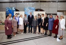 Губернатор Василий Орлов наградил почётным знаком «Материнская слава» пять многодетных амурчанок