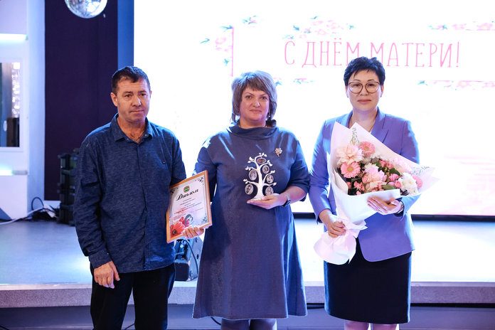Губернатор Василий Орлов наградил почётным знаком «Материнская слава» пять многодетных амурчанок