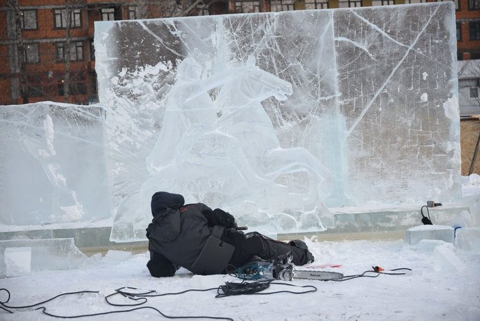 Новогоднюю площадь в Свободном уже украсили ёлка и первые ледовые скульптуры