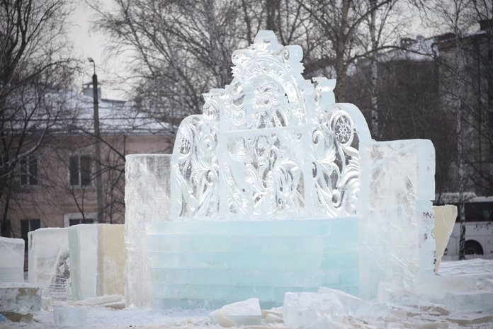 Новогоднюю площадь в Свободном уже украсили ёлка и первые ледовые скульптуры