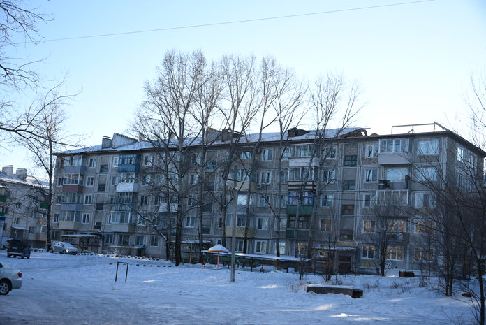 Из-за капремонта жильцы пятиэтажки в Свободном зимуют в доме без крыши