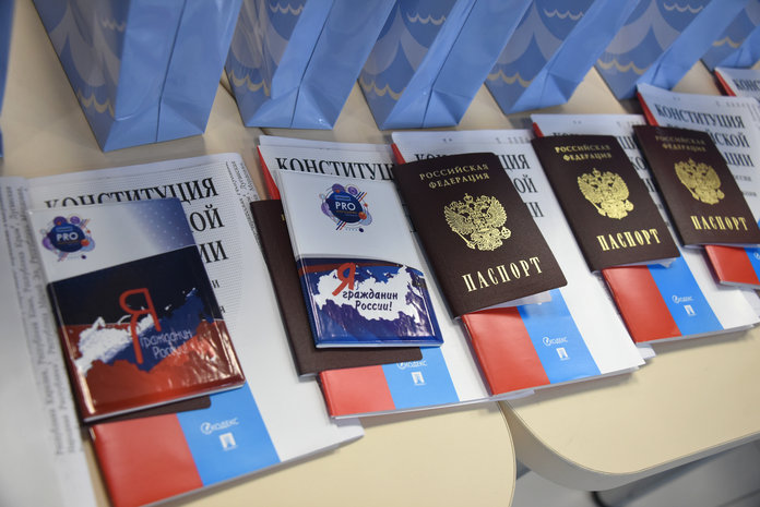 Накануне Дня Конституции 13 юных граждан Свободного получили свои первые паспорта