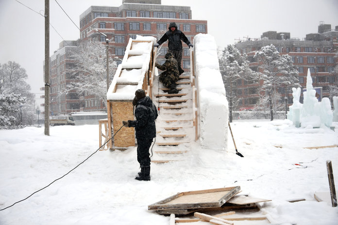 Ледовый городок с колоритом Санкт-Петербурга создали в Свободном мастера из Красноярска