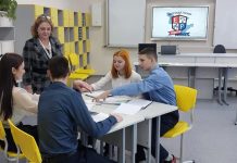 Школьники Свободненского района выбирали между «парламентским большинством» и «оппозицией»