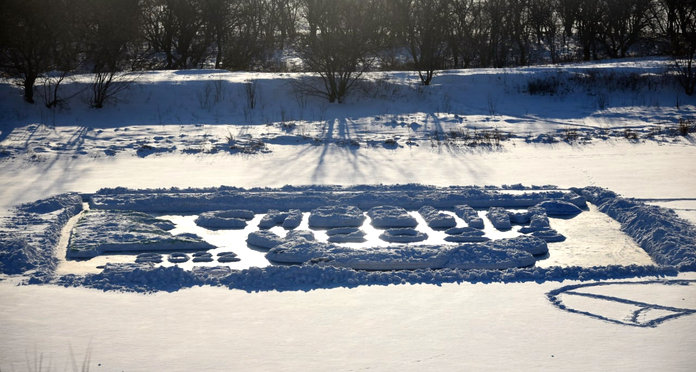 Огромную новогоднюю открытку на льду озера создали энтузиасты из Свободного