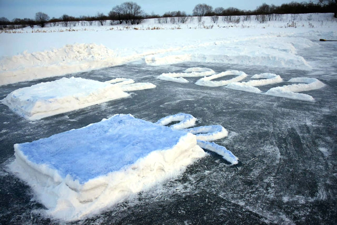 Огромную новогоднюю открытку на льду озера создали энтузиасты из Свободного