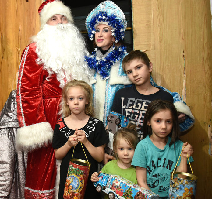 Дед Мороз и Снегурочка из редакции вновь порадовали свободненских детей подарками
