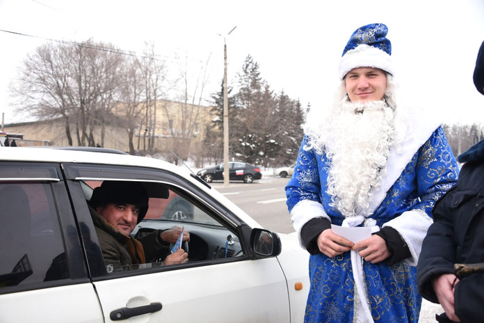 Сказочный патруль в Свободном поздравил автомобилистов с наступающим Новым годом