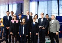 Губернатор Василий Орлов познакомился с научными разработками амурских школьников