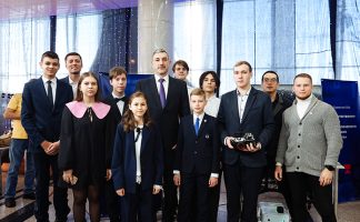 Губернатор Василий Орлов познакомился с научными разработками амурских школьников