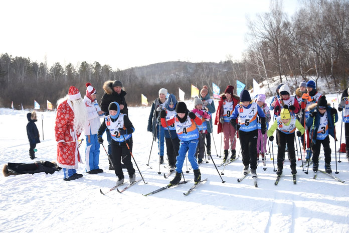 Юные лыжники из Свободного и села Новоивановка боролись за призы Деда Мороза в Новогодней гонке