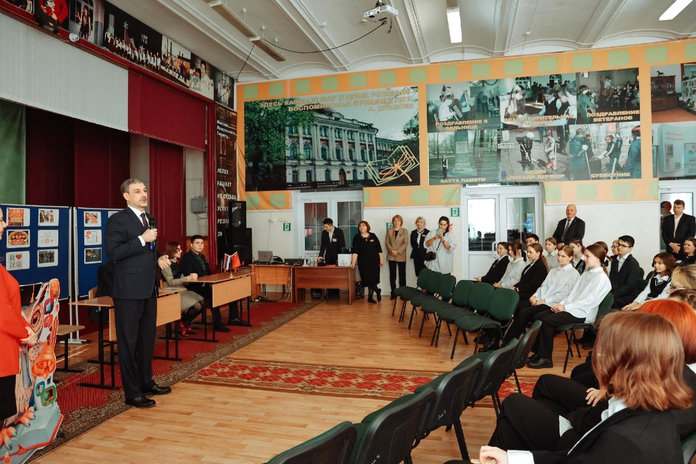 Губернатор Василий Орлов пожелал благовещенским школьникам успехов в изучении китайского языка