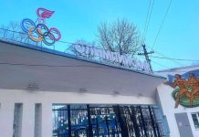 Над входными воротами стадиона «Локомотив» в Свободном появилась вывеска «Олимпийский»