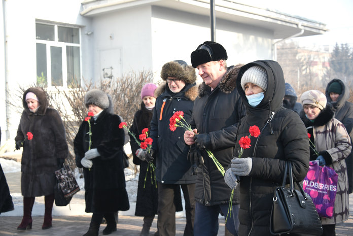 Цветы к памятнику Леонида Гайдая принесли свободненцы в день 100-летия знаменитого режиссёра