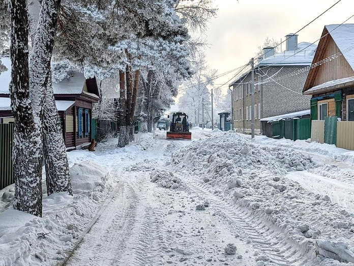 Снегоуборочная техника вышла на дороги в городе Зея по требованию прокурора