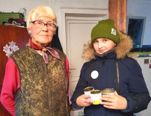 Волонтёры из села Семёновка Свободненского района изготавливают блиндажные свечи для бойцов