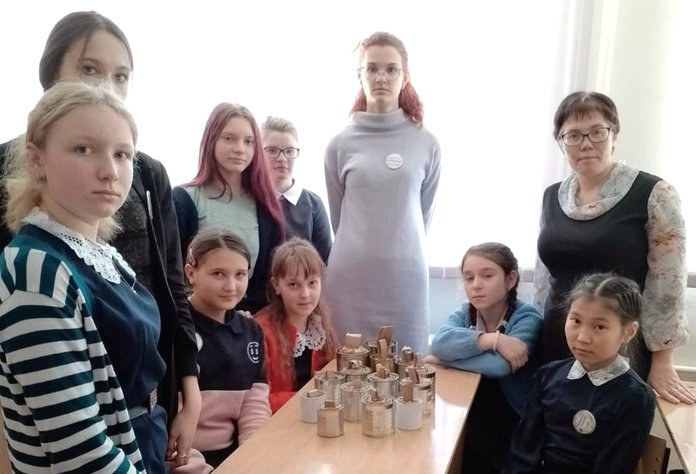 Волонтёры из села Семёновка Свободненского района изготавливают блиндажные свечи для бойцов
