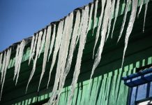 Административная комиссия напомнила свободненцам о штрафах за сосульки и снег на крышах
