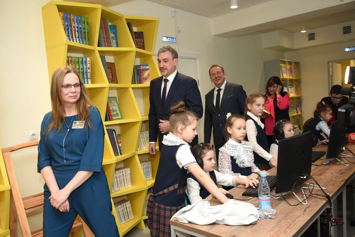 Для губернатора в Свободном провели экскурсию по детской библиотеке