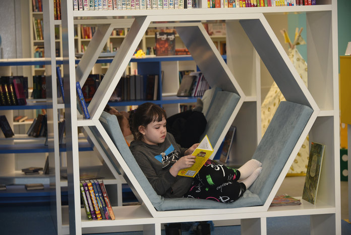 Для губернатора в Свободном провели экскурсию по детской библиотеке
