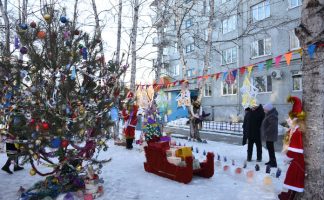 Зимний двор многоэтажки в микрорайоне Свободного стал одним из лучших в России