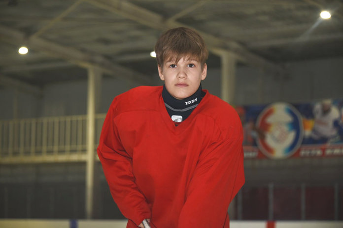 Клюшку от чемпиона России за любовь к хоккею получил юный игрок свободненского «Союза»