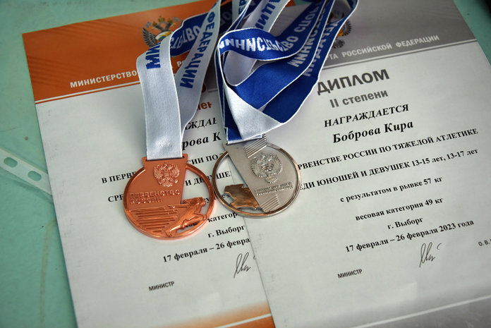 Кира Боброва из Свободного завоевала серебро и бронзу на первенстве России по тяжёлой атлетике