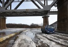Проезд под мостом в Свободном перекрыли из-за подтопления участка дороги