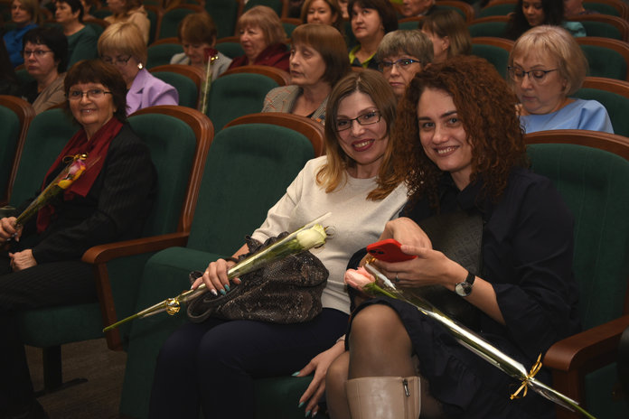 На праздничном концерте в Свободном милым дамам дарили розы