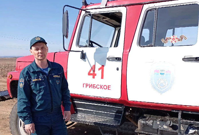 Водитель автомобиля пожарного поста в амурском селе Дмитрий Котов спас мужчину из горящего дома