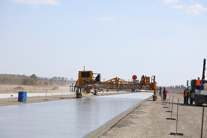 Строители приступили к бетонированию первого слоя новой взлётно-посадочной полосы в аэропорту Благовещенска