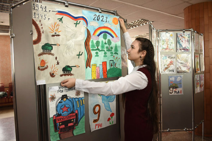 Вокзал на станции Свободный украсили рисунки детей к Дню Победы